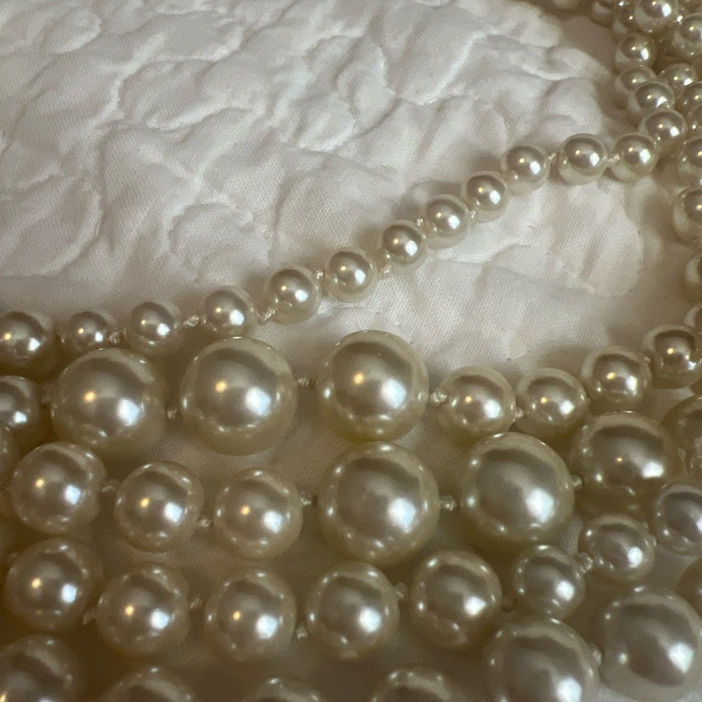 Elegant Pearl Necklace - Picture 2 of 4